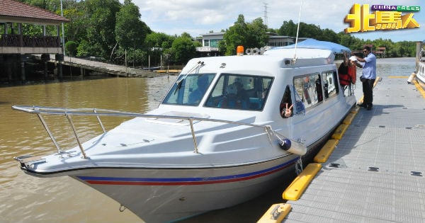 傌莫河红树林之旅的游客，可以乘坐快艇从新文英出发。