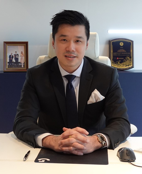 玮良是财务管理专家，同时是蚁塔国际商学院联合创办人兼CEO，也是马来西亚保险咨询集团Team Unity Advisory的创始人。