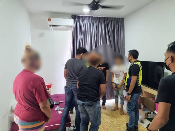 一群男女涉嫌租用公寓开“毒趴”被捕。