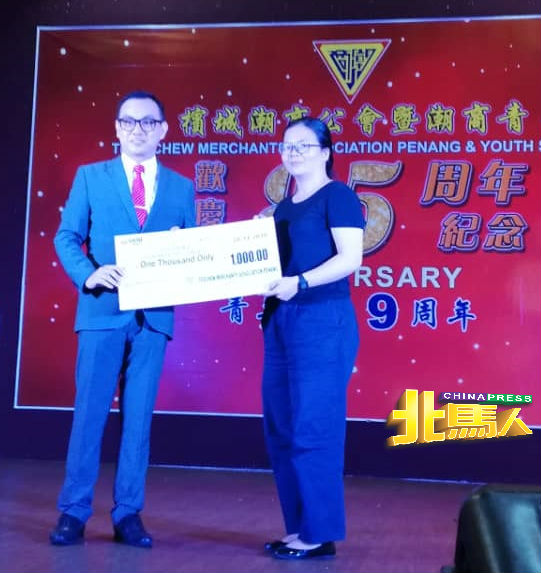 林智杰（左）移交模型支票1000令吉，给本报高级记者刘可欣，作为《中国报》慈爱人间基金。