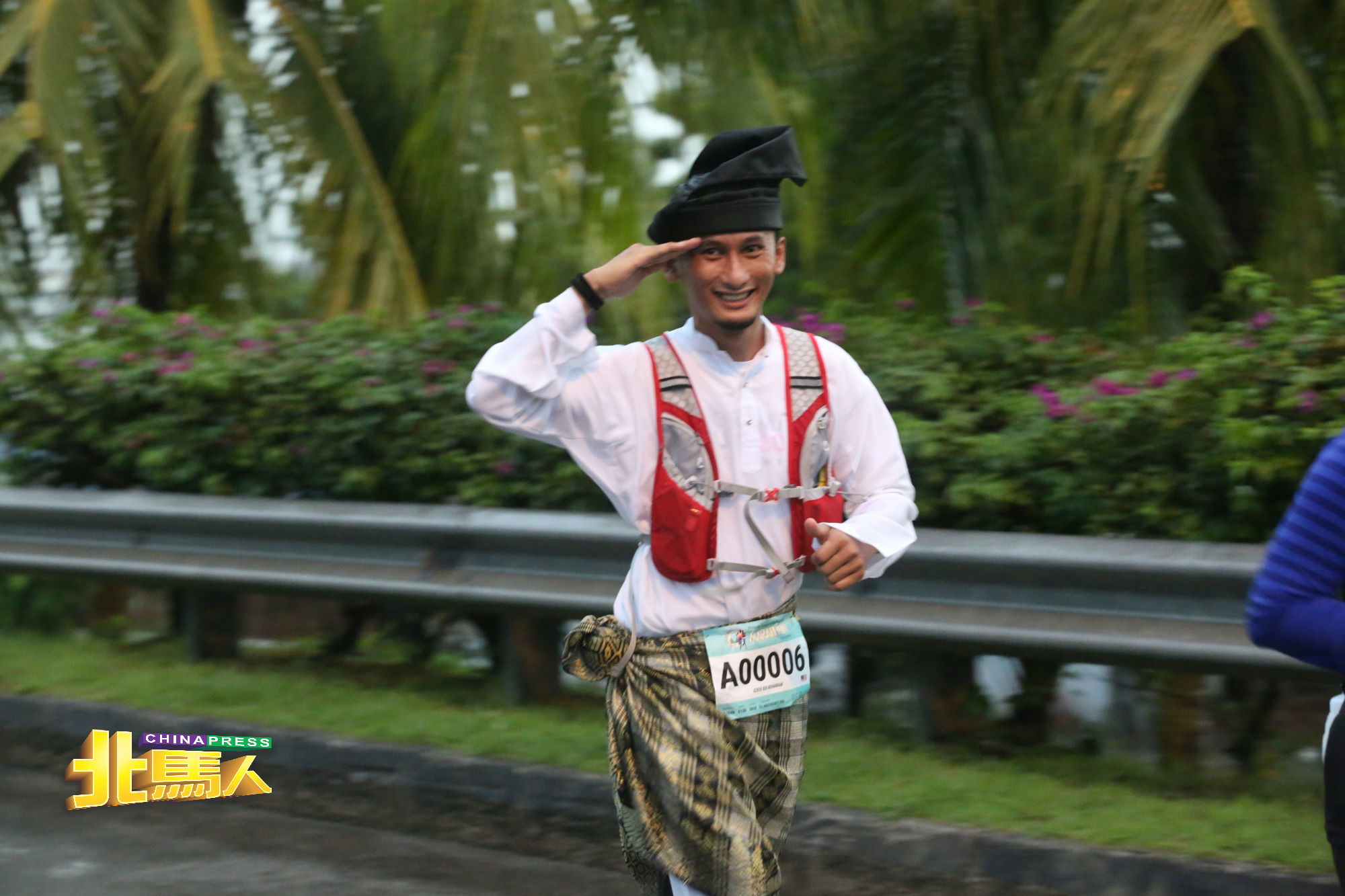 一名跑者身穿马来传统服装竞跑，引人注目。