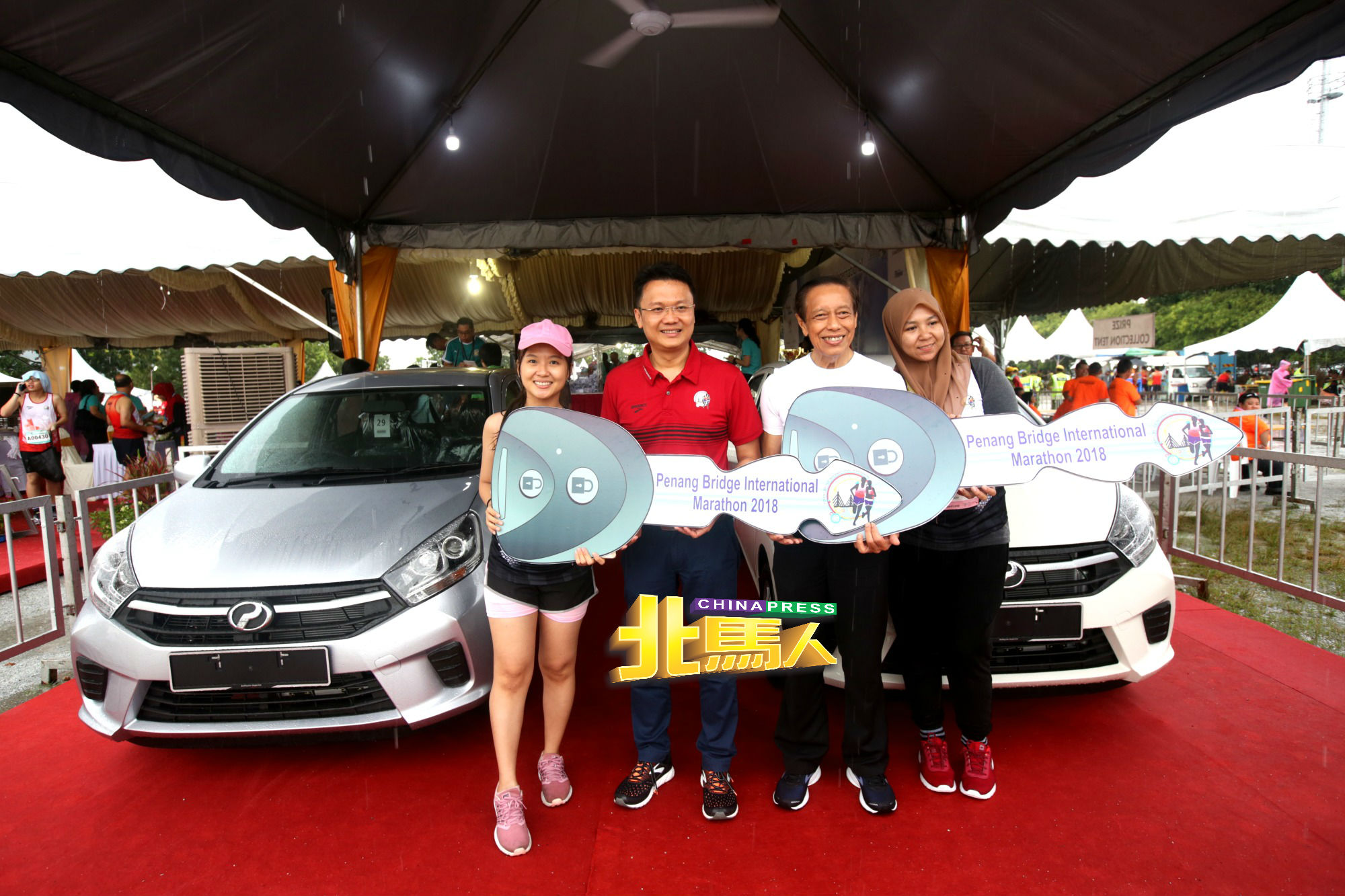 杨顺兴（左2起）及马拉松竞跑总监拿督艾迪，移交汽车钥匙给许咏诗（左起）及法依鲁斯。