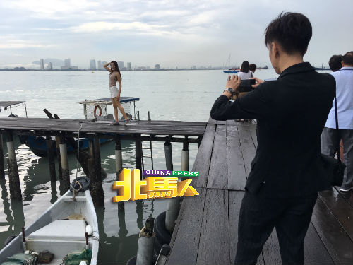 导演蓝兆基亲自为曾颂珊掌机，拍下姓周桥的美景。