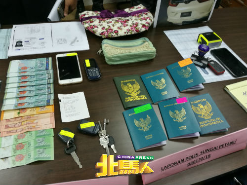 移民局在行动中起获6本印尼护照丶465令吉现款丶3架手机及2辆车等。