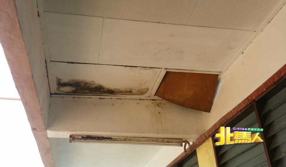 华都小学的教学楼天花板长期渗水而损坏。