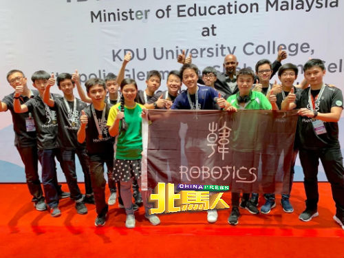 韩江中学机械学会会员以新颖杰出的智能设计，夺得“FIRST乐高联盟机器人全国赛”冠军。