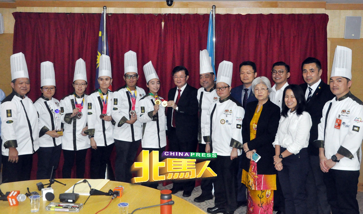 曹观友（左7）祝贺在2018年宁波国际青年厨师挑战赛上获奖的厨师。
