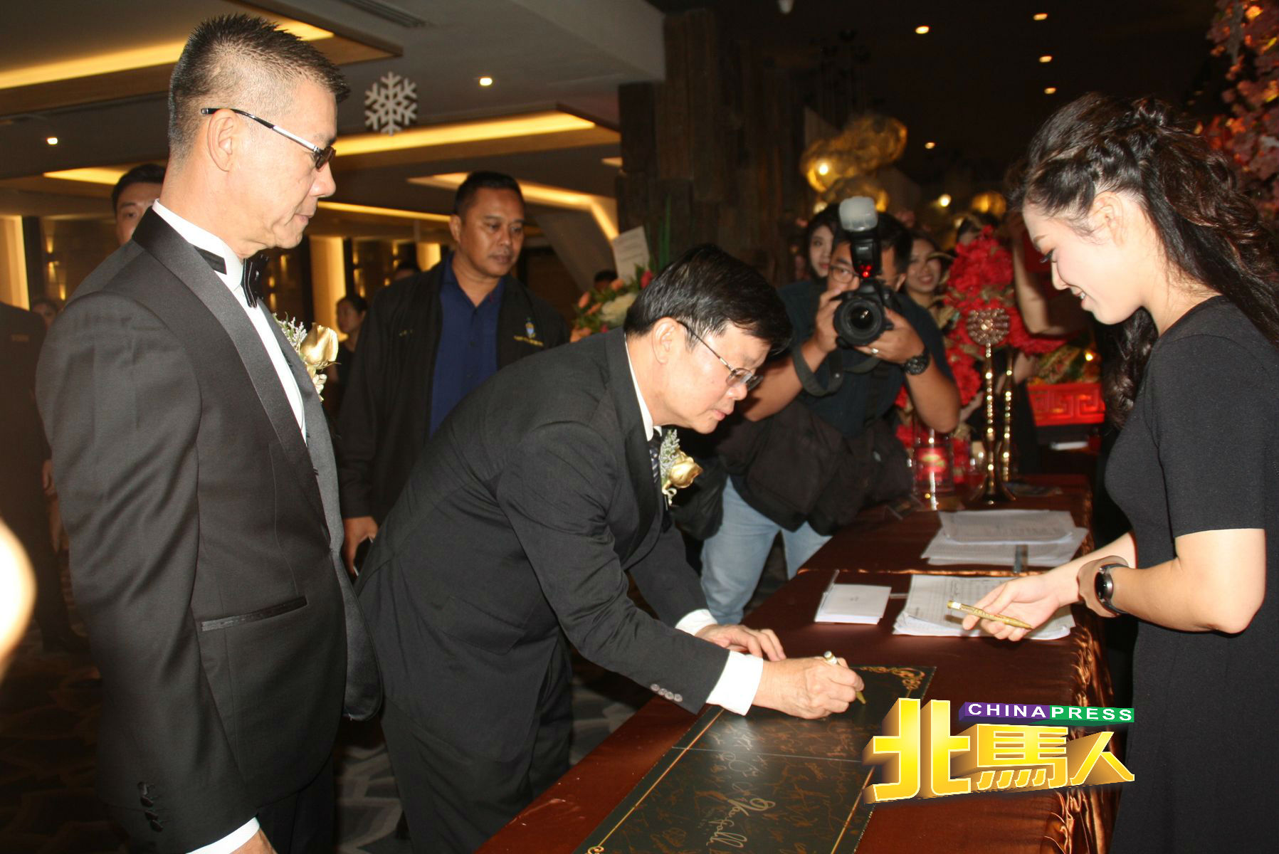 曹观友（左2）在吴春锦陪同下，签名留念。