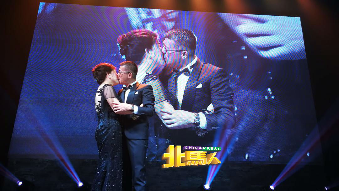 吴春锦在台上，感性地感谢太太王丝丝一路来的支持，并深情拥吻。