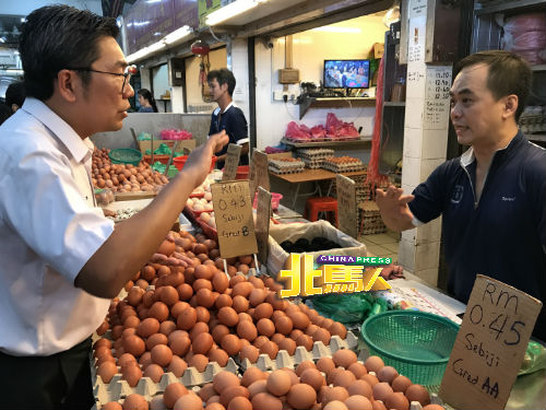 陈联毫（右起）向农业及农基工业部副部长沈志勤，反映鸡蛋价格问题。