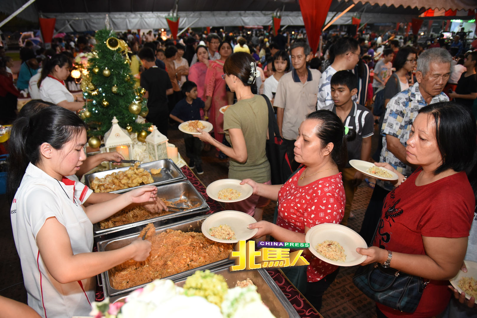 圣诞门户开放活动，吸引不少教徒前来参与，提早欢庆圣诞。