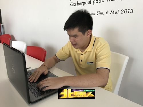 杨康润目前修读电脑科技课程，若有一台点字机，将对学习有很大帮助。