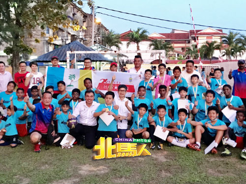 孙意志（前排左3）与勉励40名青苗足球赛参赛者及家长们。