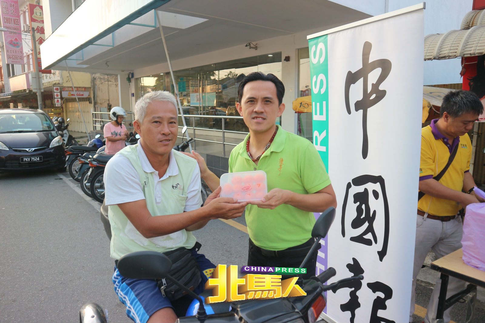 郭永福（左，48岁，卖报纸小贩）