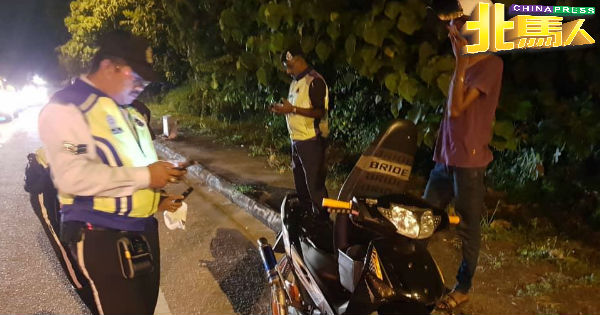 威北警方交通组逮捕在路上大玩摩哆“特技”的马来青年。