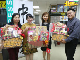 武吉占姆广场向本报读者 拜年并献上祝福