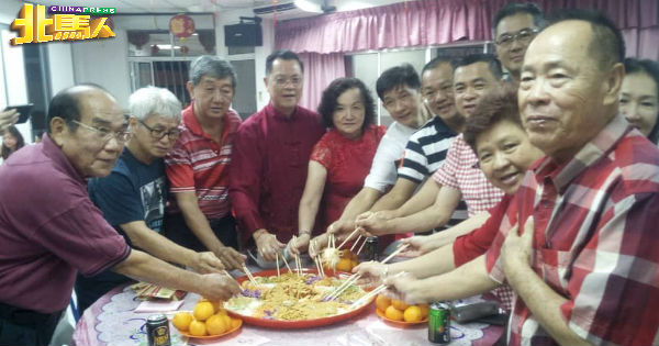 周成祝（左4起）与夫人张宝萍，率理事齐捞生。
