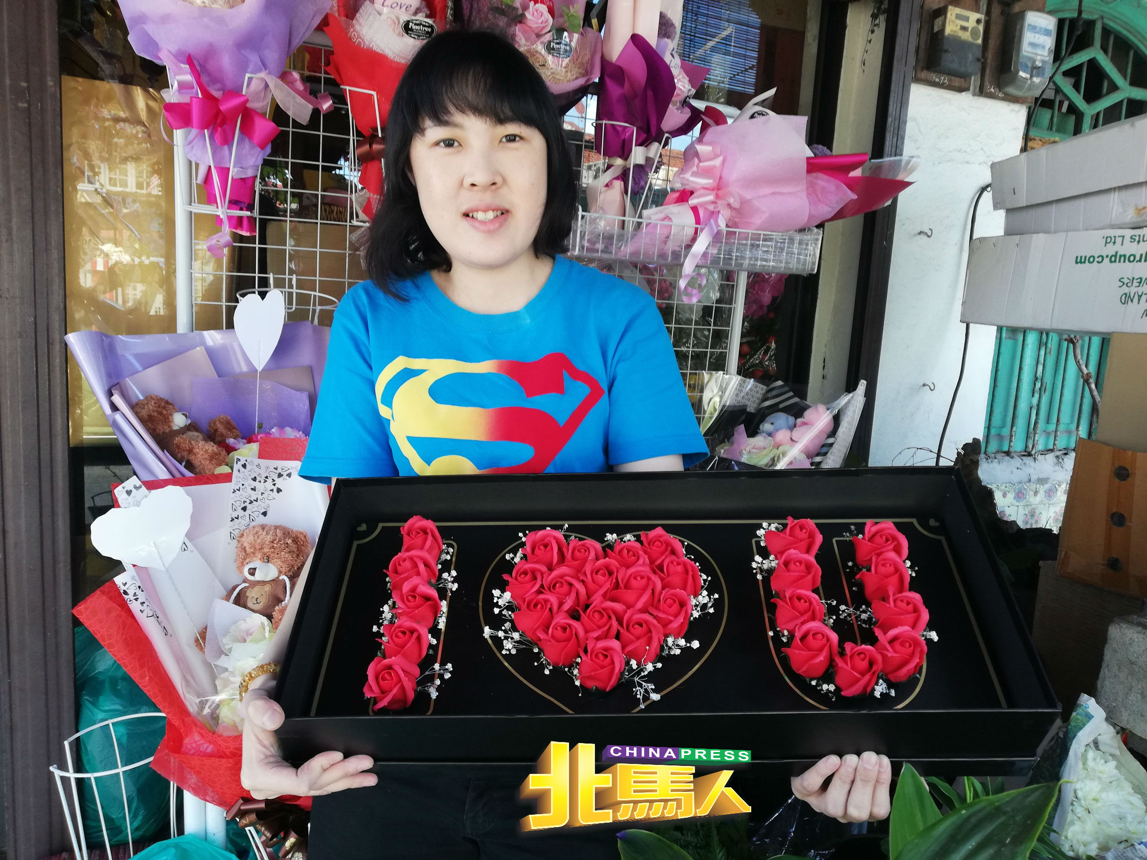 陈依凌展示排成“我爱你”字眼的肥皂花。