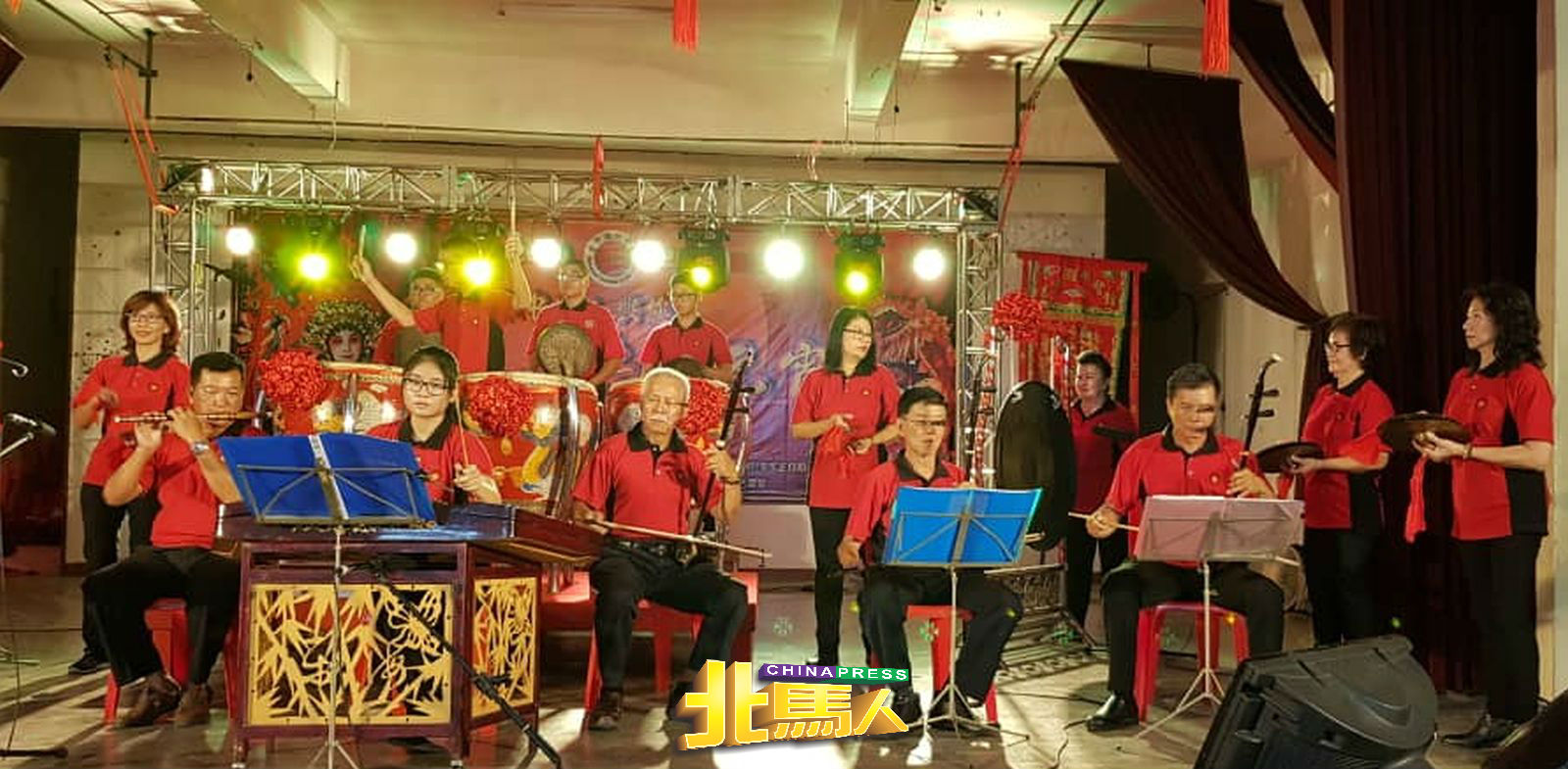 由吉中潮州会馆会员组成的潮州大锣鼓队，为元宵活动增添不少新年气氛。
