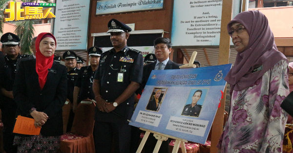 纳仁（前排左2起）与玛哈诺，为“警方学生联络官计划”主持推介仪式。