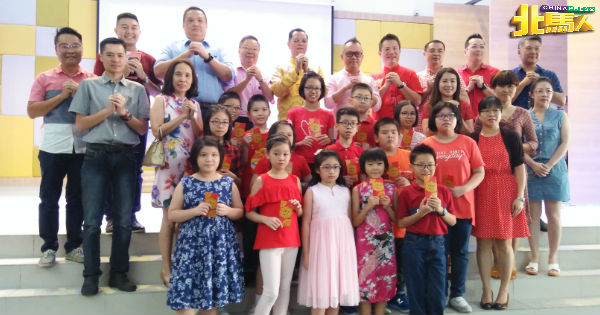 侨光小学董家教成员与学生共庆新春佳节。