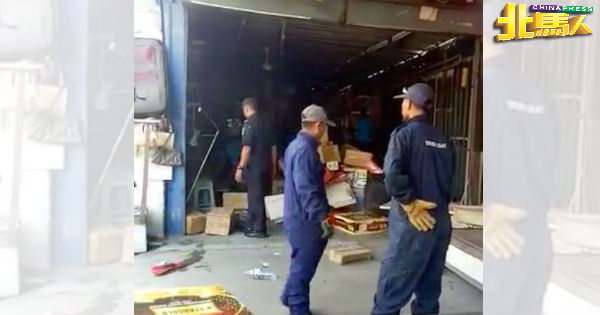 威省市议会执法员到场拆除非法建筑物。