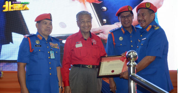 马哈迪（左2）颁发名誉上校委任状给吉打副议长佐哈里布拉（右）。