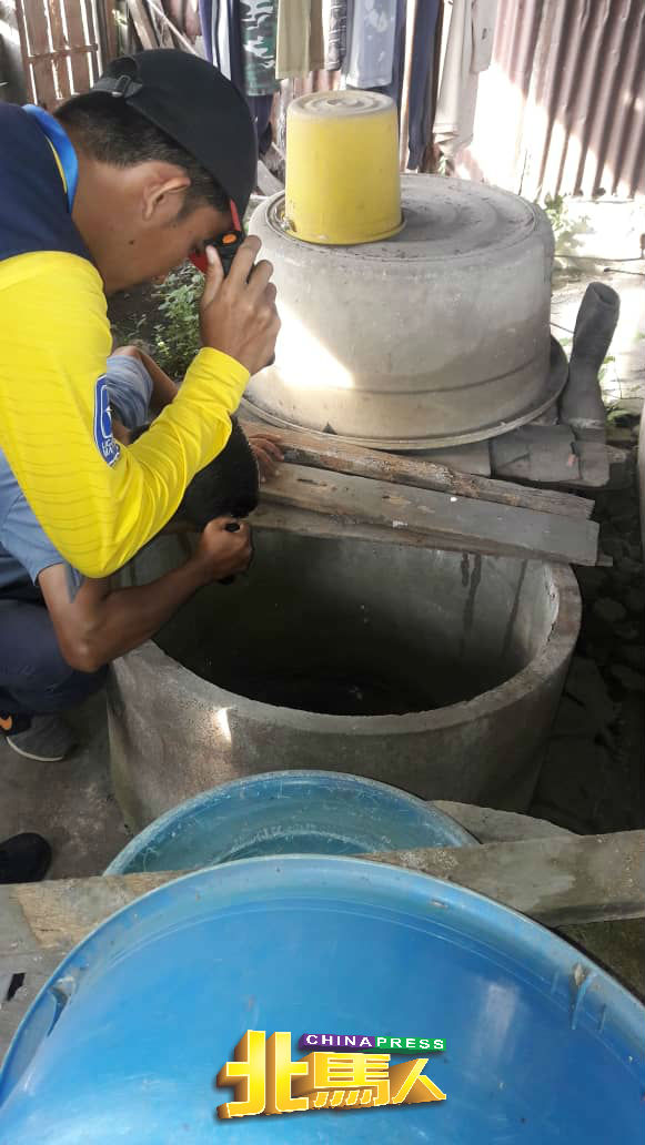 卫生局在华都村展开沿户检查，在一家住家的水井发现疑是孑孓踪迹。