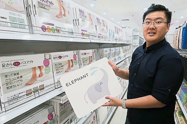 陈威纶展示EASY HOME售卖的日本矽藻土吸水地垫，新颖和传统结合的 产品种类，让消费者各依喜好选购。