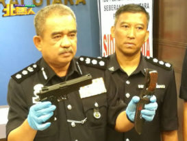 假警专劫外劳  1落网1在逃　　