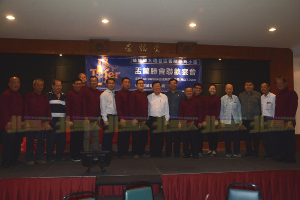 罗庆洪（前排左8起）与一众理事感谢嘉宾出席晚宴。前排左9起为曹观友、郑来兴及戴良成。