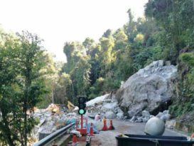 炸石工程非土崩  大湾桥路暂关闭