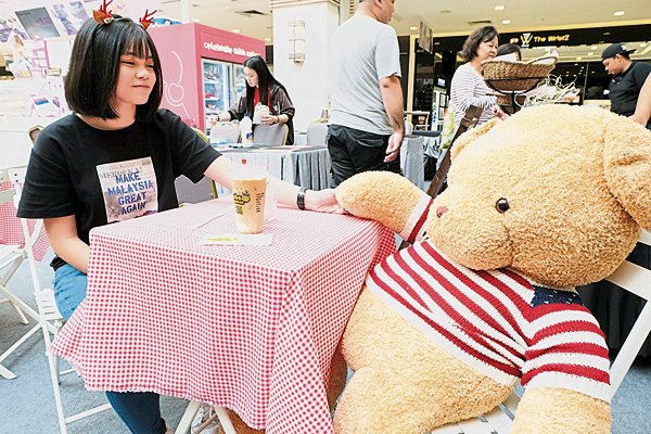 浪漫小镇上，还可以和泰迪熊“约会”来一杯咖啡度过美丽的午后。