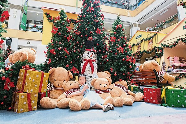 圣诞期间，别忘了和泰迪熊拥抱打卡。