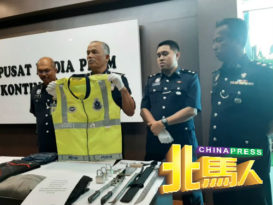 拦车指载到警局调查  5假警洗劫女郎