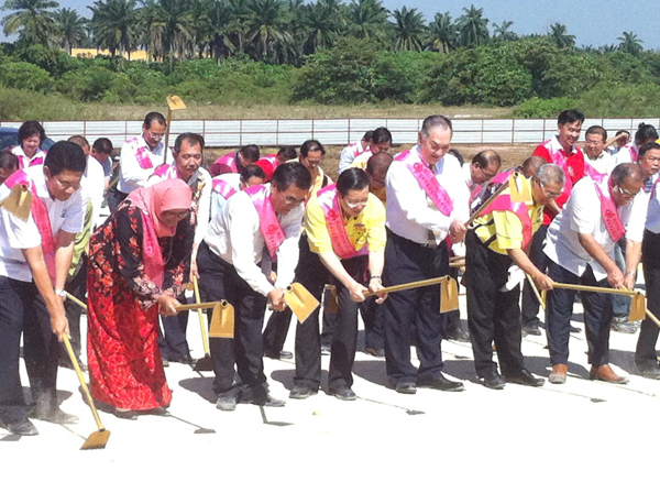 威南日新国民型中学举行动土礼，铲下了第一把土。