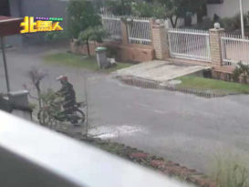 大胆露“宝”  跟你回家  百大年花园现变态男