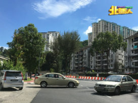 道路提升工程后变双线 车辆无法右转 交通更混乱