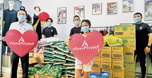陈芷琳（右起）及杨顺兴手持“LoveProject”爱心标志，希望这项运动能将满满的爱心传递给弱势家庭。