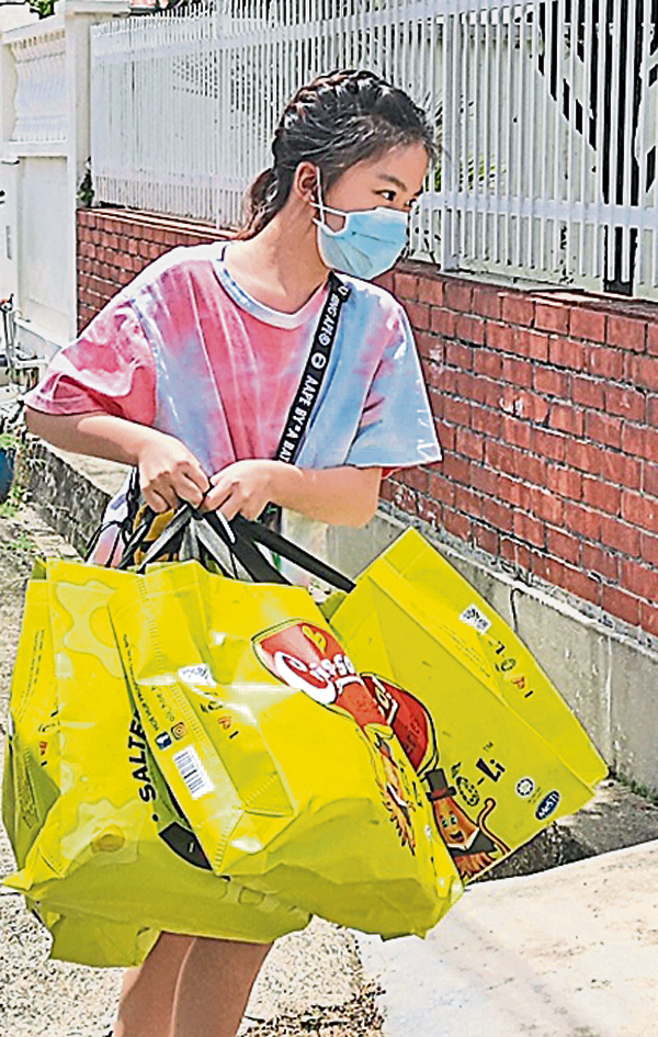 除了积极号召，陈芷琳也身先士卒参与运送物资过程，并将物资一袋袋给受惠单位。