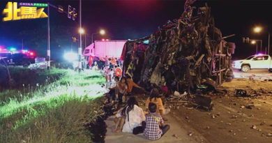 乘客劝驾慢不听 双层旅巴司机 快速驾驶 酿7死40人伤