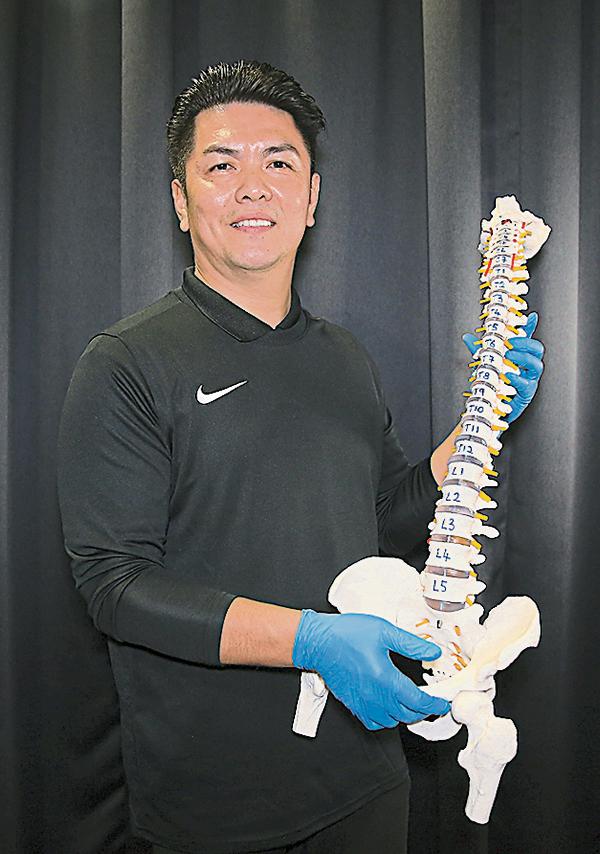 徒手复位正骨师Master Jack拥有超过10年整椎实战经验，是一名经验丰富的徒手复位正骨师。