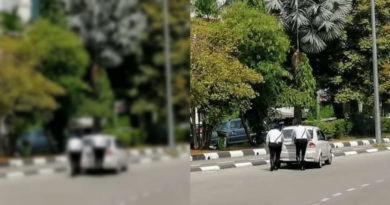 民众车子抛锚  2交警伸援手推车