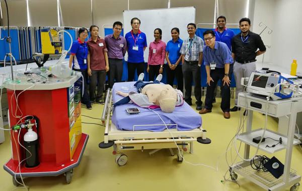 医学系第四年和第五年的学生，透过模拟医疗教学设备，进行进阶生命救命培训。左4为陈桂诚医生。