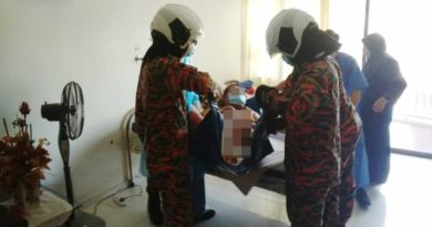 要去医院起不到床 消拯员上3楼抬他
