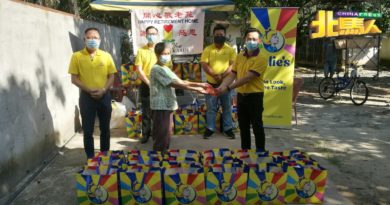 本报联合 Julie’s饼干送暖  开心敬老苑52老人乐透了