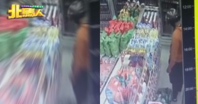 色男便利店打手枪  女店员吓到躲储藏室