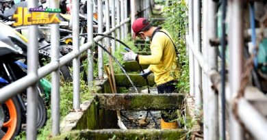 槟岛市政厅黄衣英雄 继续清理沟渠工作