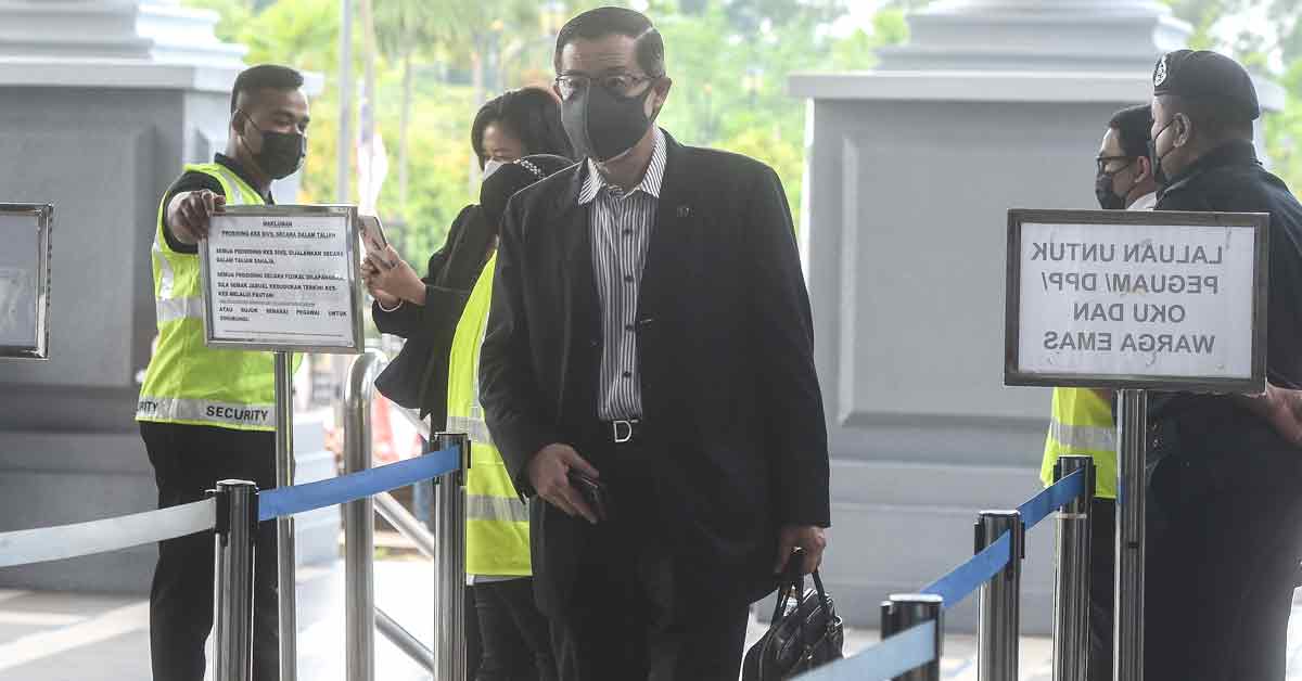 林冠英到吉隆坡法庭面对海底隧道计划贪污案审讯。 