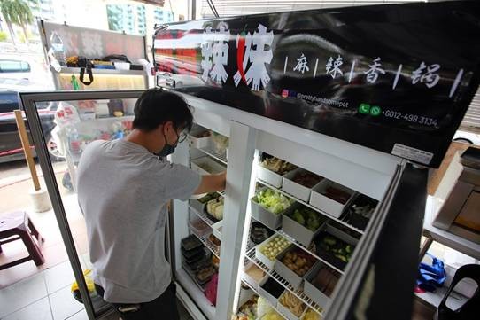 新鮮又多樣化的菜品，都在冷藏櫃中等待食客挑選。